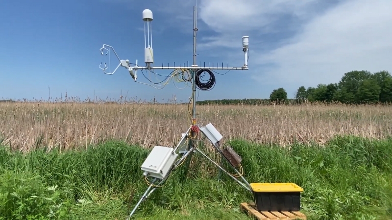A field carbon flux station records real-time CO₂ data using eddy covariance equipment