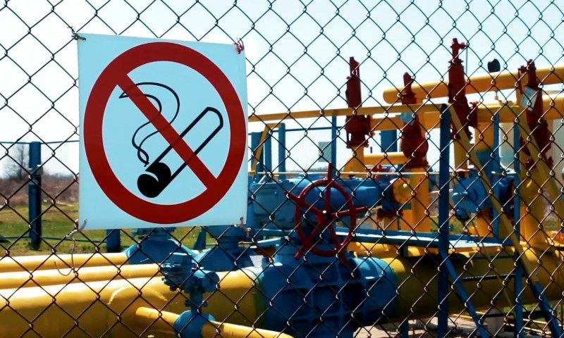 No smoking sign displayed on a gas pipeline